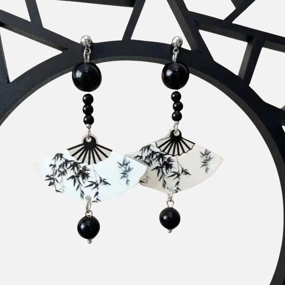 Boucles d'oreilles en forme d'éventail, avec motifs de bambou noir sur fond blanc, perles noires et design minimaliste japonais.