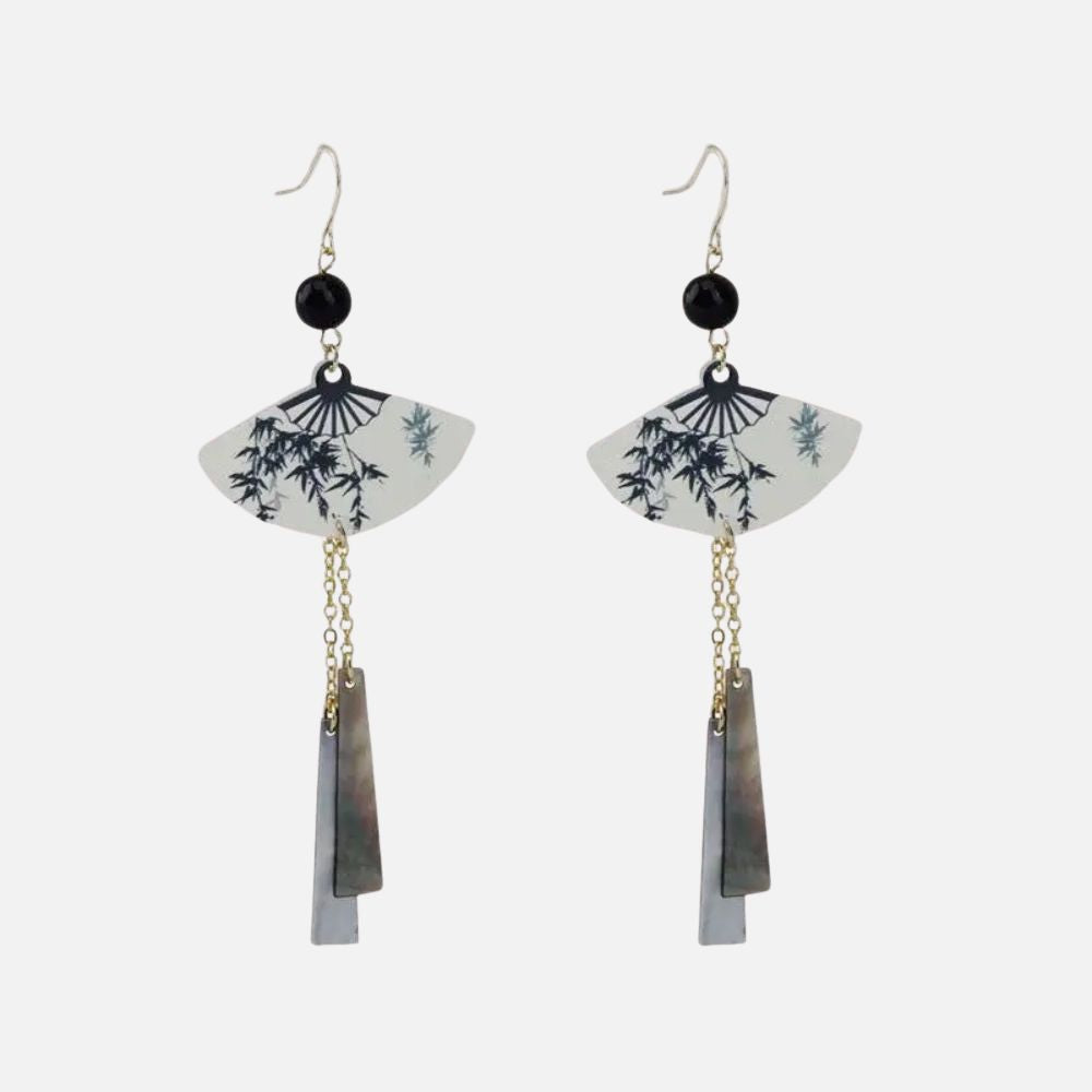 Boucles d'oreilles en forme d'éventail, avec motifs de bambou noir sur fond blanc et chaînes dorées, style japonais.