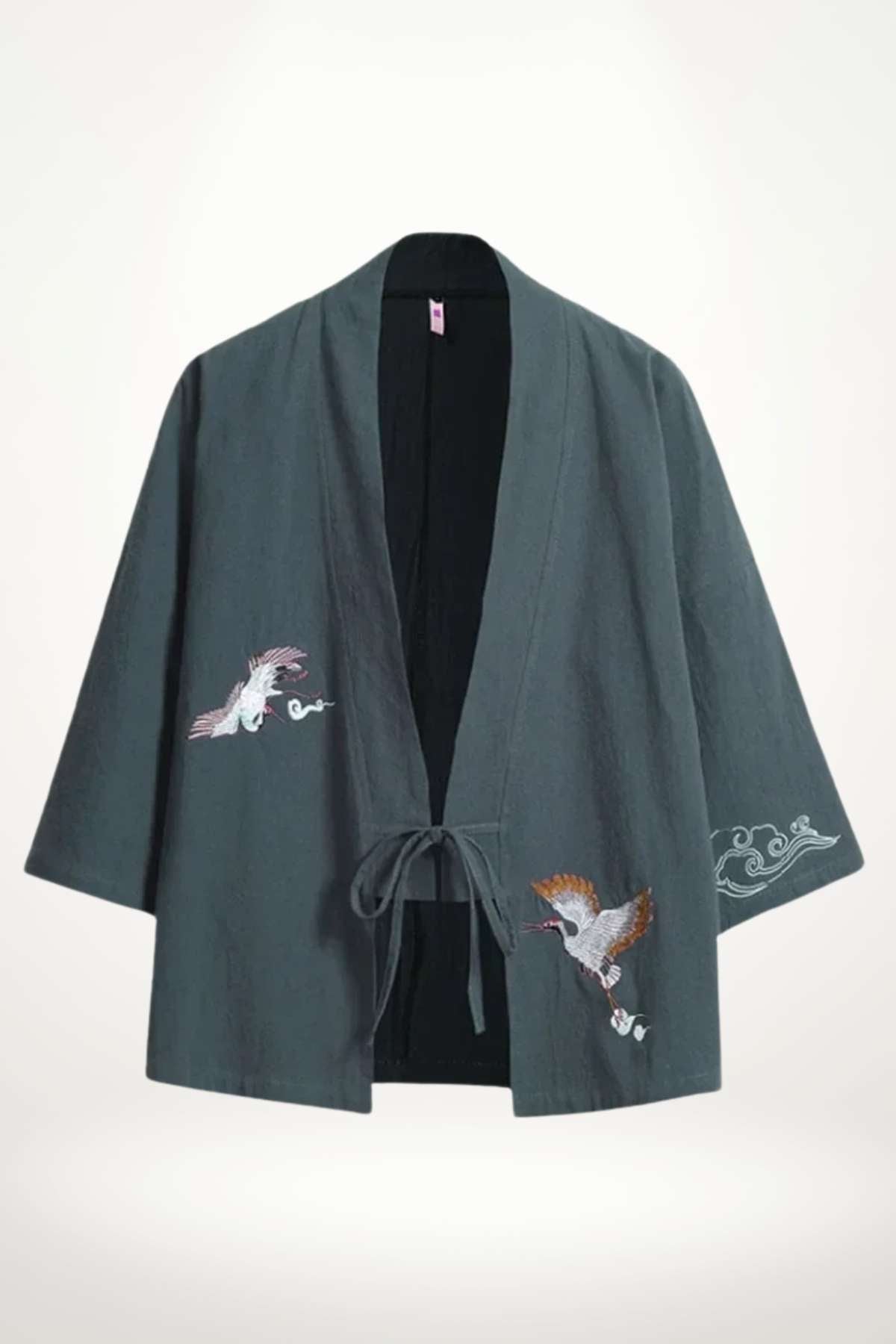 Kimono pour homme bleu-gris en coton tissé, veste kimono sans boutons, manches trois-quarts, broderie grue ivoire et motif nuage sur la manche.
