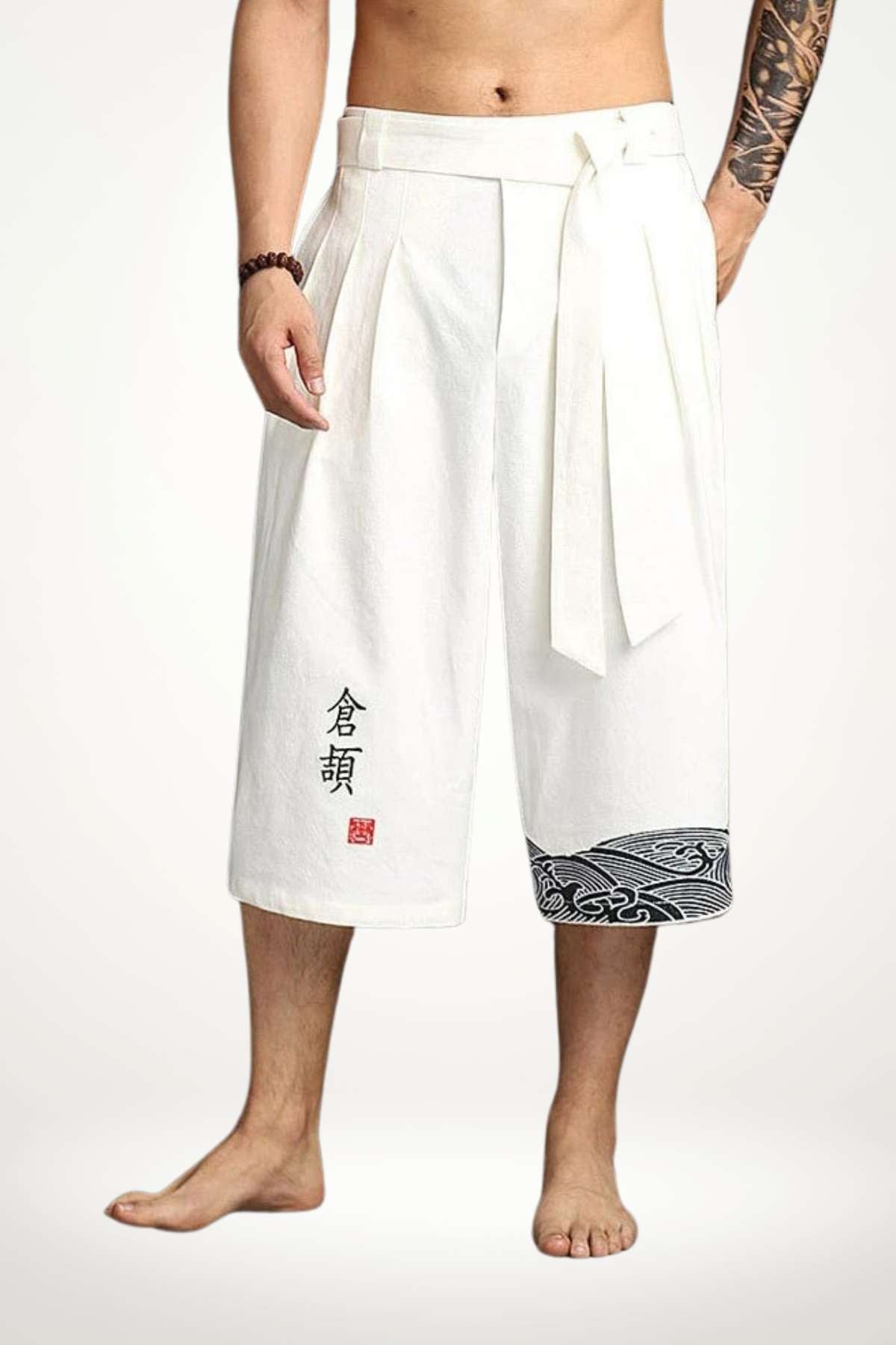 Pantalon kimono blanc homme ample mi-mollet avec motif vague noir et inscription kanji style zen