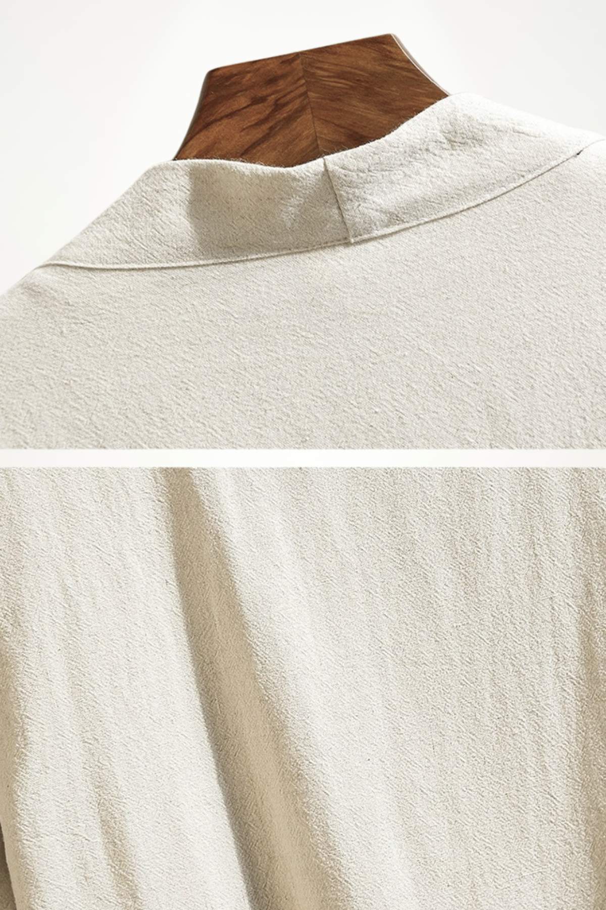 Détail d'un kimono homme en tissu beige texturé, avec un col sobre et une coupe moderne