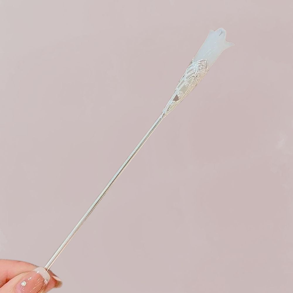 Épingle à cheveux en métal argenté avec un bouton de fleur sculpté en blanc sur fond rose