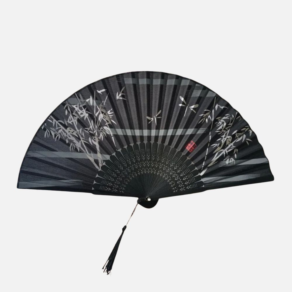 Éventail noir avec des motifs de bambou et des libellules, décoré d'un pompon en fil noir