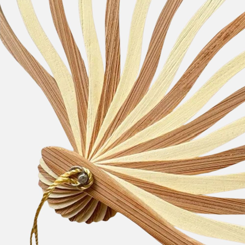 Éventail en bois avec des lanières alternant couleurs crème et marron, décoré d'un motif en spirale