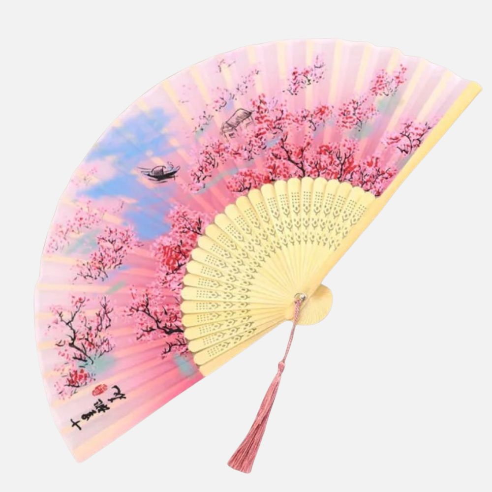Éventail en papier avec motifs de cerisiers roses sur fond dégradé de bleu et rose, tige en bambou