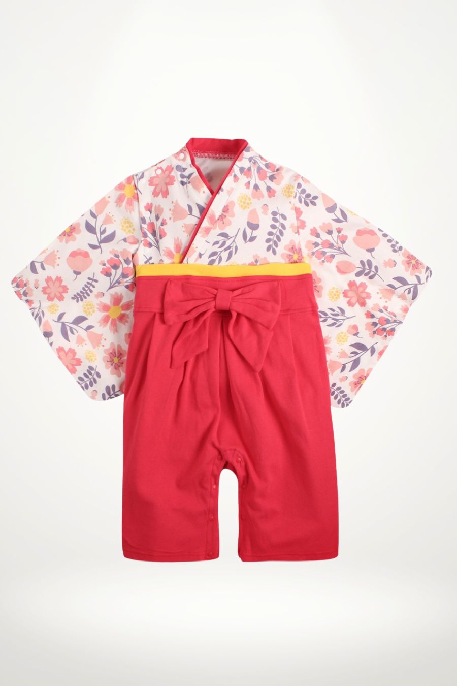 Kimono bébé rouge avec motifs floraux colorés et ceinture jaune, combinant confort et style japonais