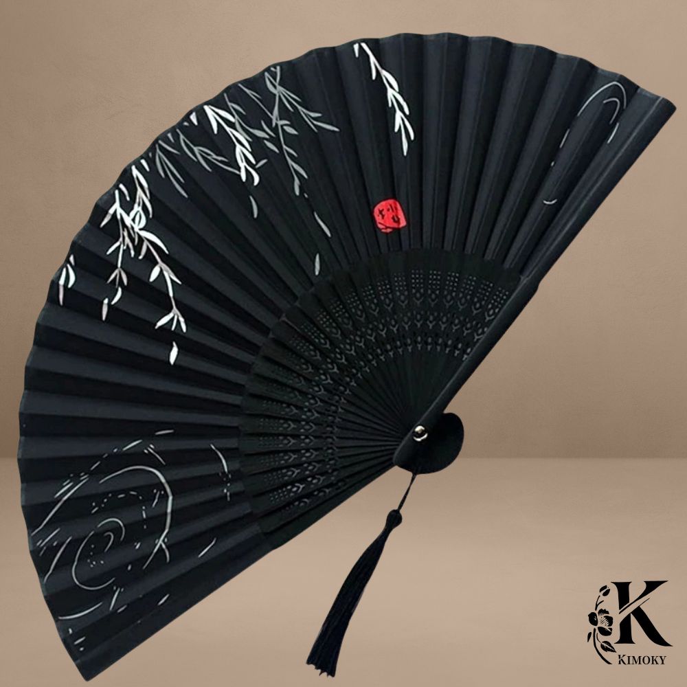 Éventail japonais noir avec motifs de bambou et libellules, accessoire minimaliste pour kimono femme ou tenue sobre