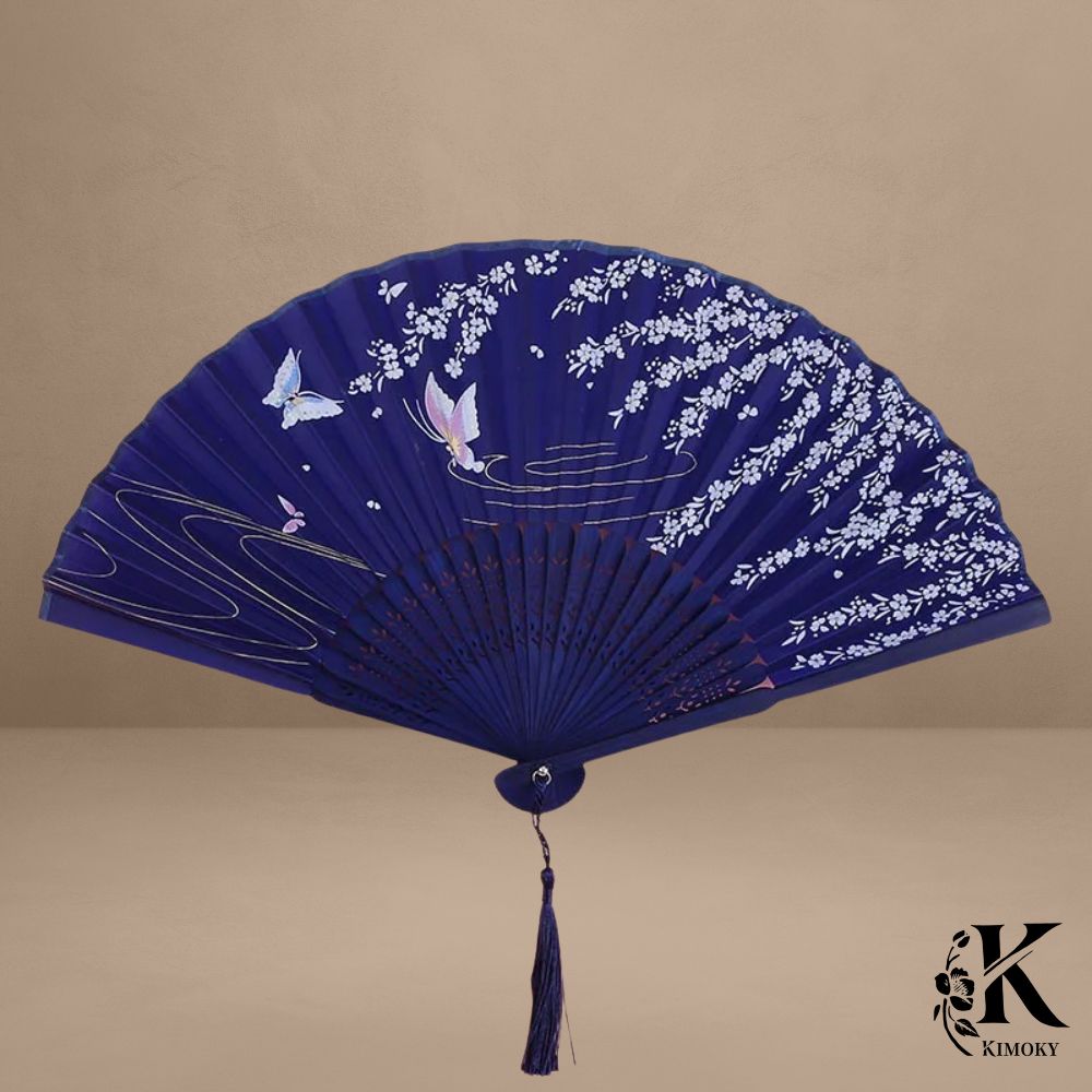 Éventail japonais bleu nuit avec fleurs de sakura, accessoire raffiné pour kimono femme ou tenue élégante d'été