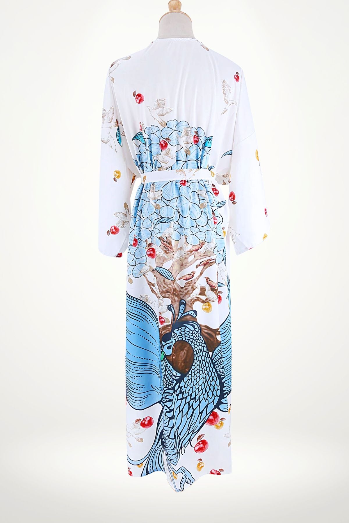 Kimono blanc avec motifs floraux bleus et rouges, ceinturé, affichant un style japonais poétique et élégant