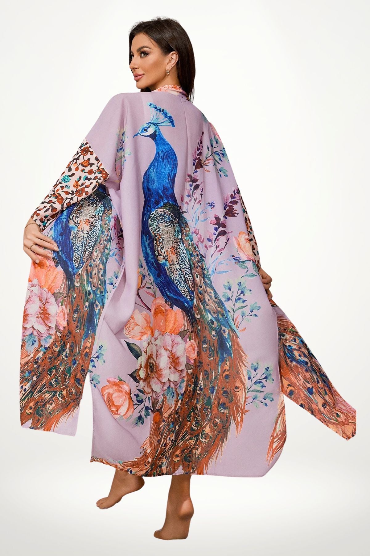 Kimono long violet en satin, motif paons et fleurs japonaises, ceinture nouée, style élégant et raffiné.