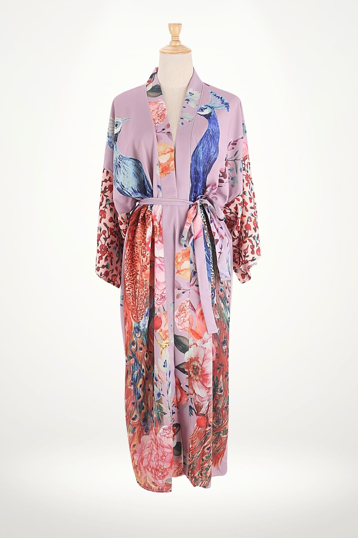 Kimono long violet en satin, motif paons et fleurs japonaises, ceinture nouée, style élégant et raffiné.