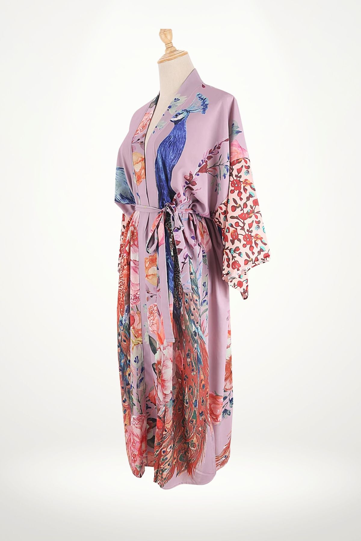 Kimono long violet en satin, motif paons et fleurs japonaises, ceinture nouée, style élégant et raffiné.