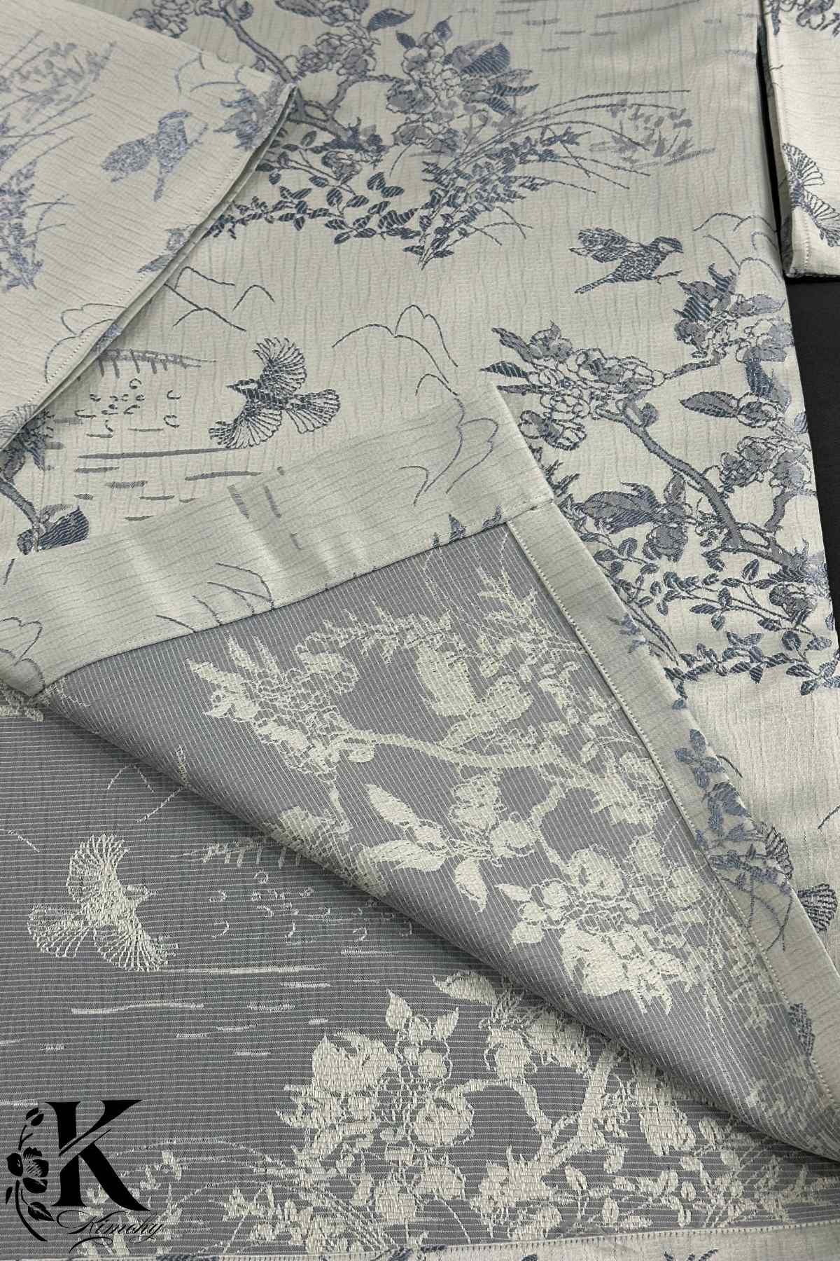 Tissu de kimono en nuances de gris et bleu, avec motifs floraux et oiseaux sur fond texturé