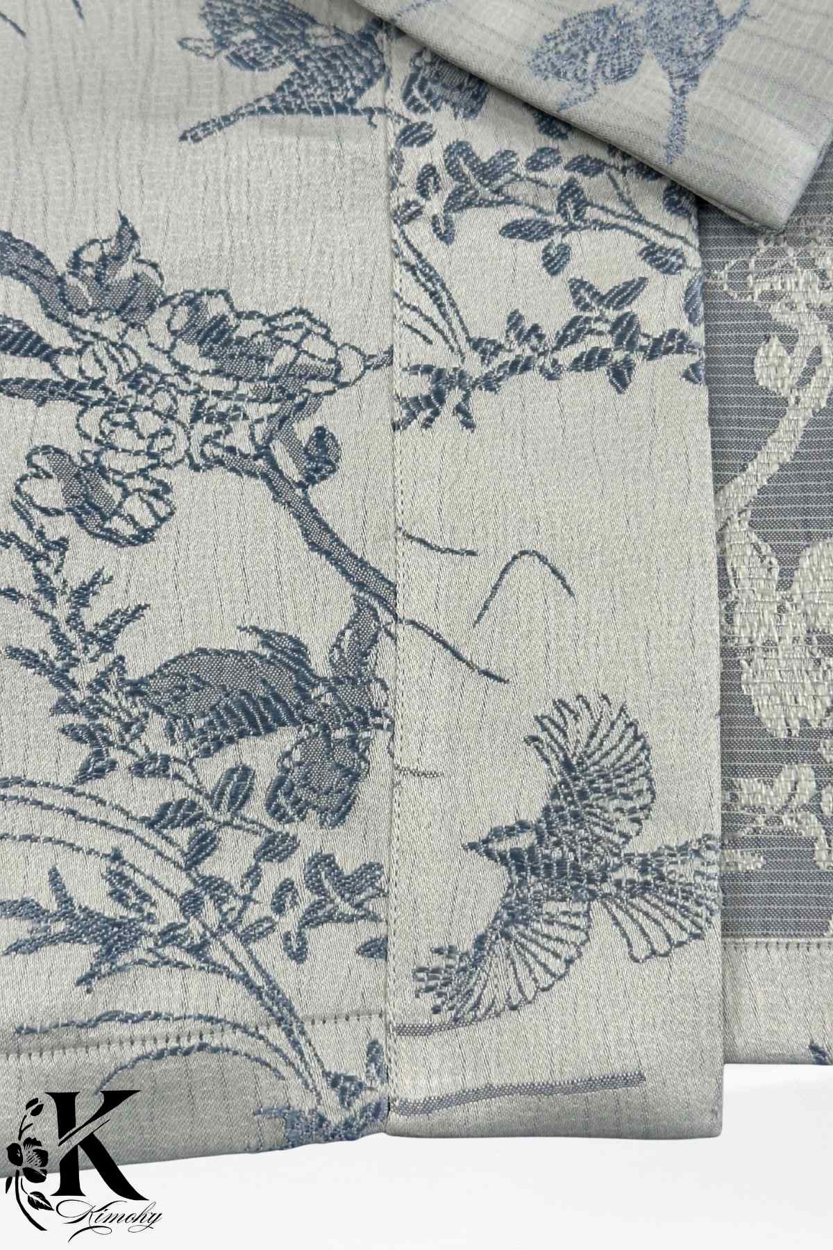 Tissu de kimono en nuances de gris avec motifs floraux et oiseaux brodés, texture délicate et élégante