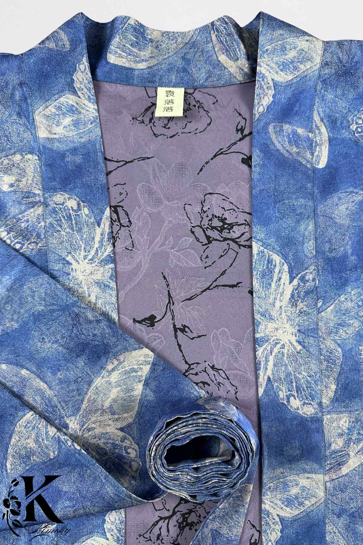 Kimono élégant aux motifs floraux bleus et violets, avec une texture douce et un design raffiné