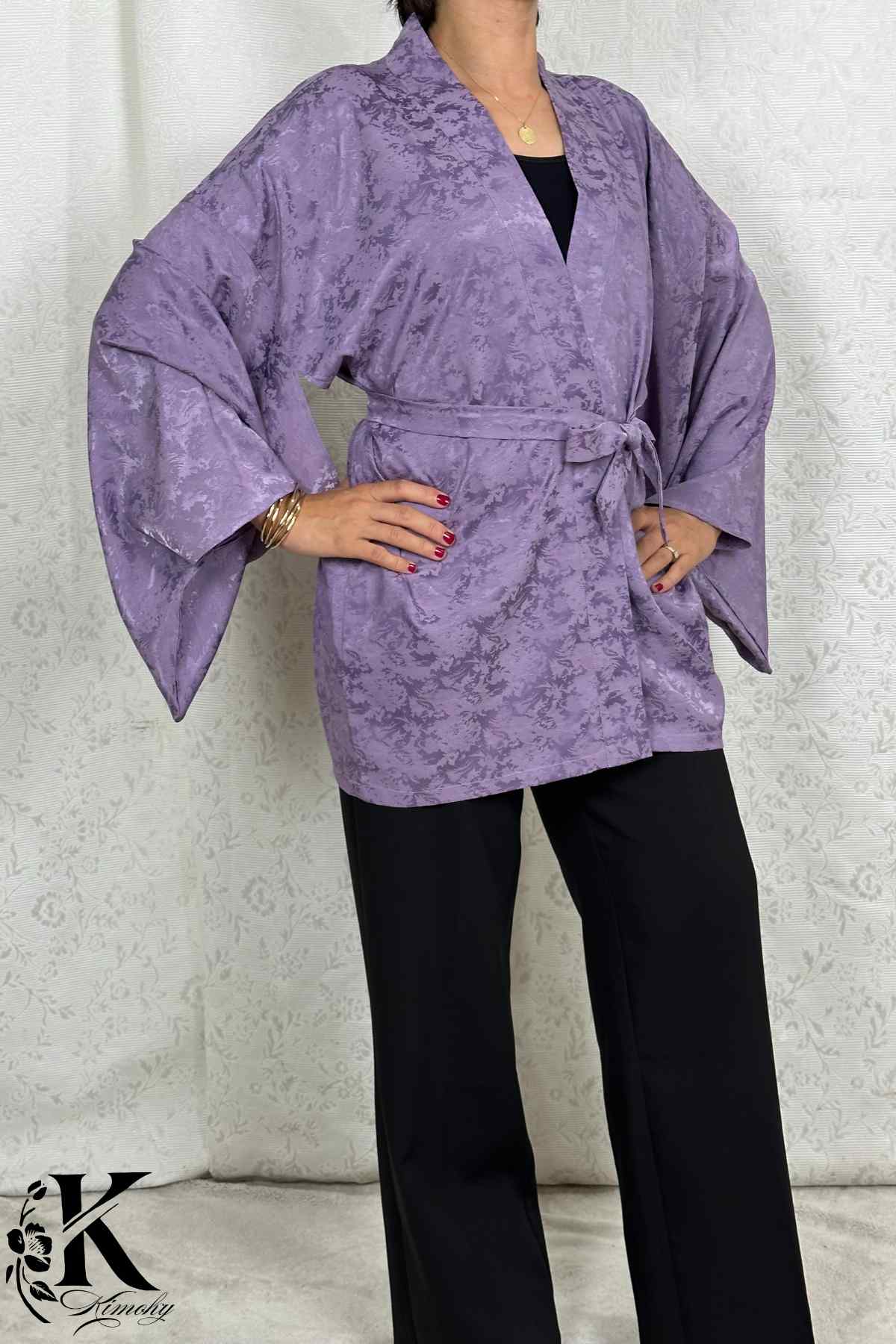 Veste kimono femme en satin violet avec motifs floraux subtils, portée avec un pantalon noir élégant