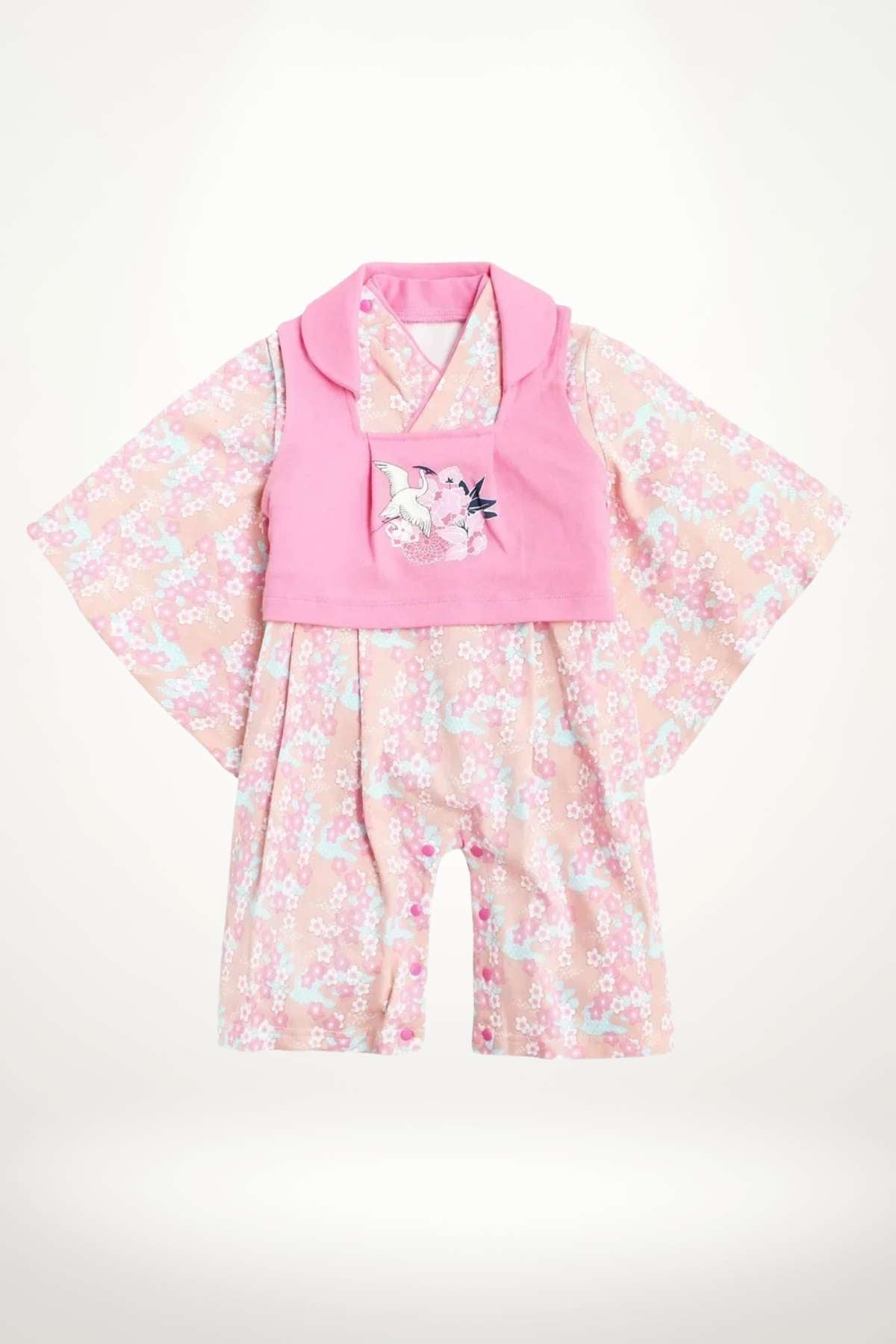 Kimono bébé en rose avec motifs floraux, manches larges et col en V, évoquant élégance et douceur