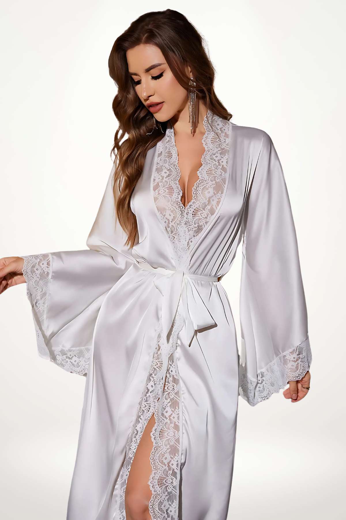 Kimono en satin blanc avec dentelle délicate, manches évasées et ceinture nouée, sur fond neutre