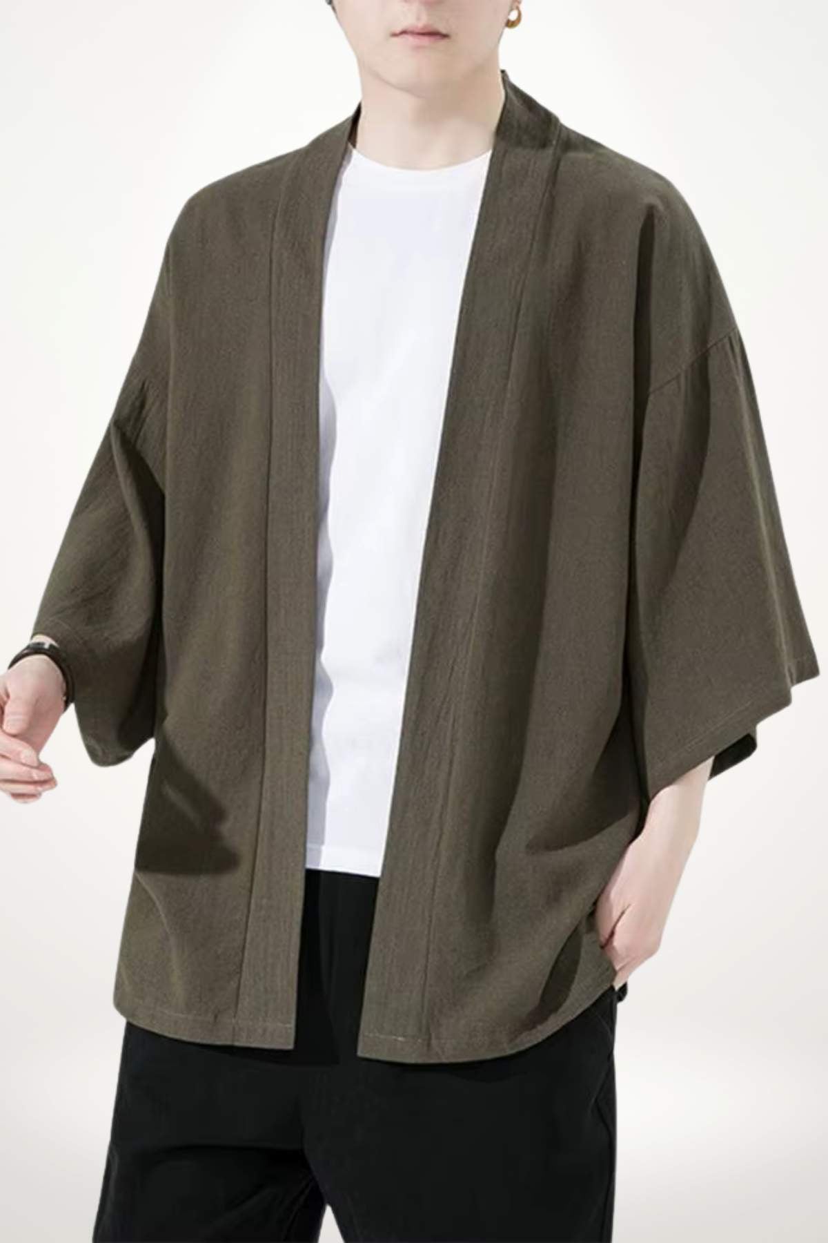 Kimono homme kaki en coton tissé sans boutons avec coupe ample et manches trois-quarts.