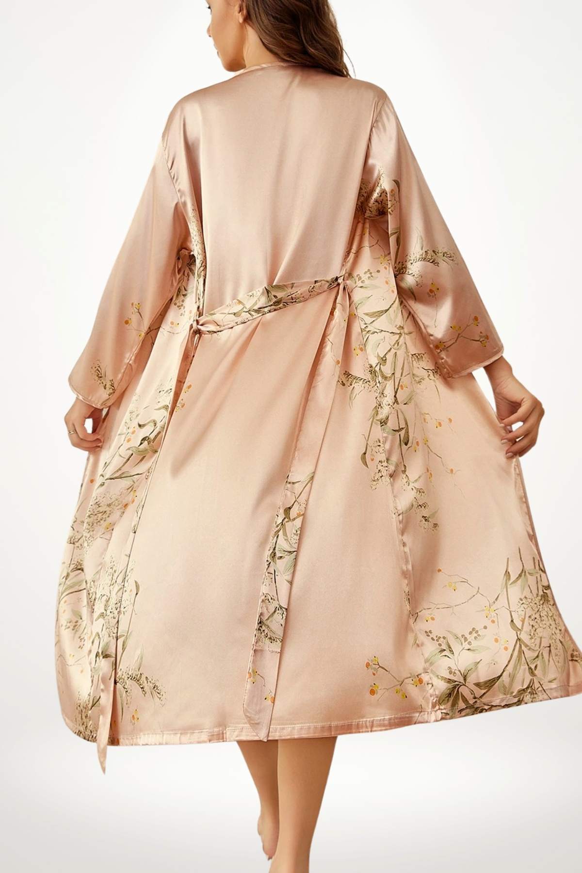 Peignoir en satin rose avec des motifs floraux délicats, offrant une allure élégante et confortable