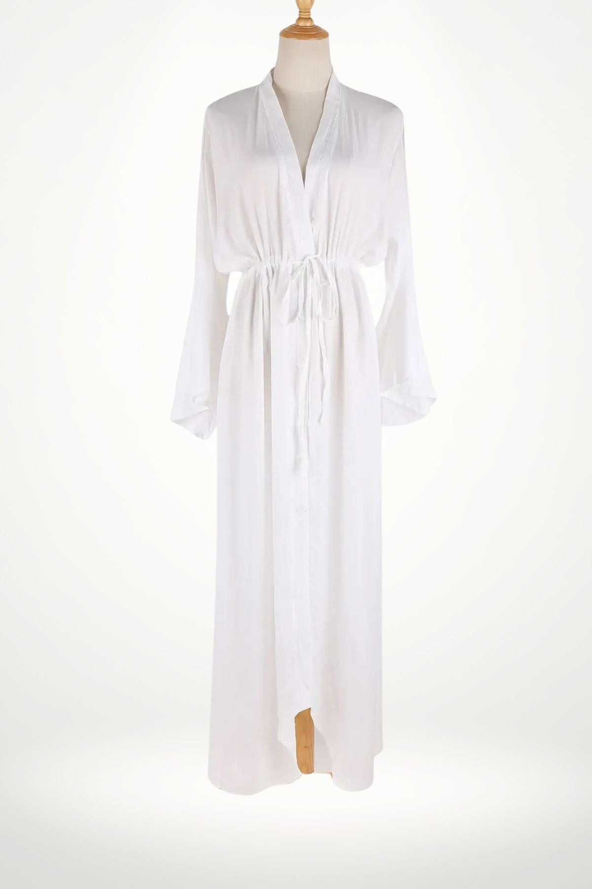 Kimono blanc léger en tissu fluide, avec des manches longues et une ceinture à nouer, sur fond neutre