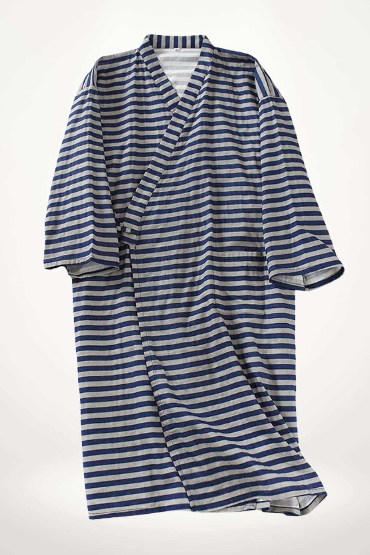 Kimono pyjama pour homme en tissu rayé bleu et gris, offrant confort et simplicité dans un style décontracté
