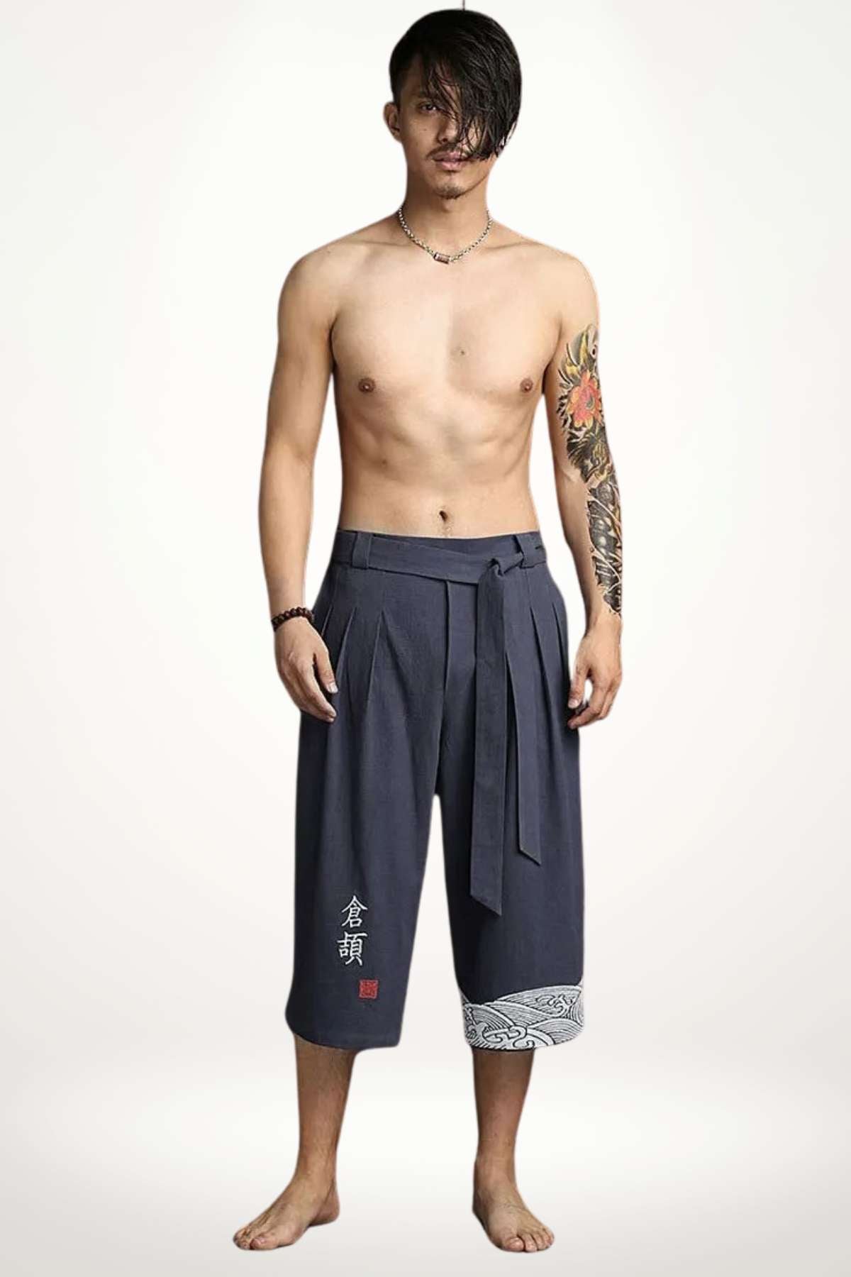Pantalon kimono homme bleu nuit coupe ample mi-mollet en coton-lin avec broderie kanji et motif vague zen