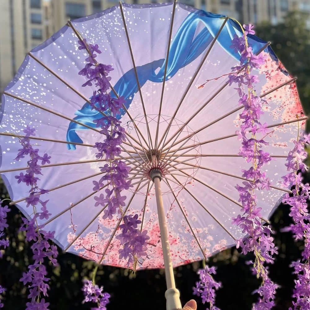 Parapluie japonais violet décoré de fleurs, avec un motif bleu et un fond pastel lumineux
