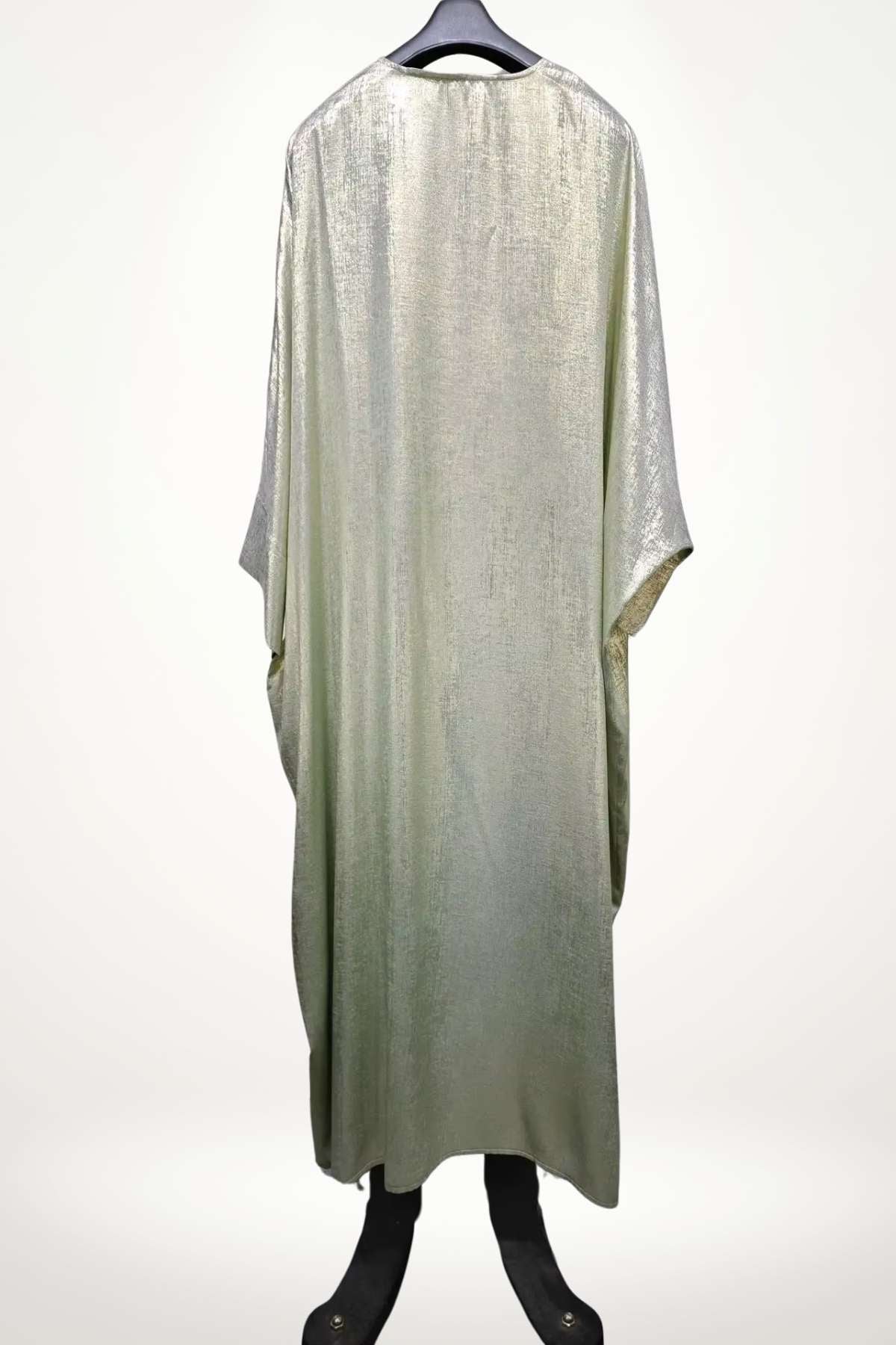 Abaya kimono en satin texturé vert à l’éclat discret. Coupe fluide, design minimaliste et raffiné, idéale pour sublimer vos instants du quotidien ou vos occasions.