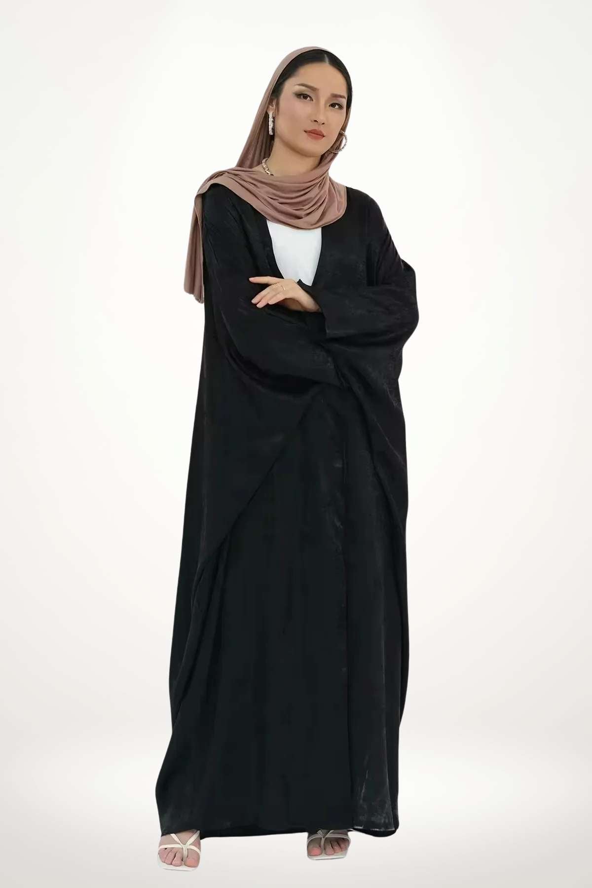 Abaya kimono satin moderne en velours texturé noir. Coupe fluide, design sobre et puissant pour une allure élégante au quotidien.