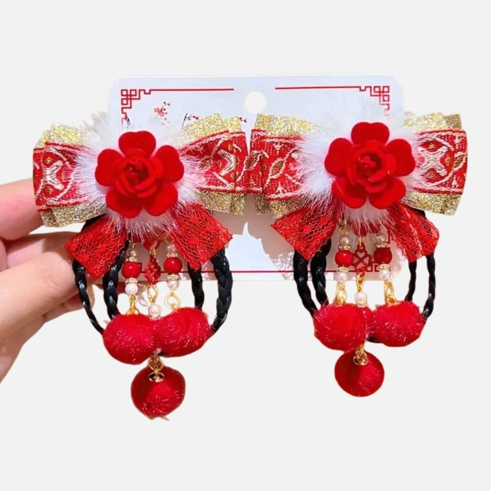 Accessoire de cheveux en rouge et or, avec des fleurs, des pompons et des perles, sur fond blanc