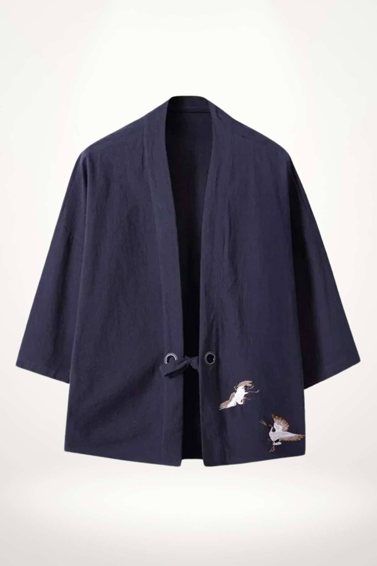 Chemise kimono pour homme, de couleur bleu marine, avec broderies de grues blanches sur le devant