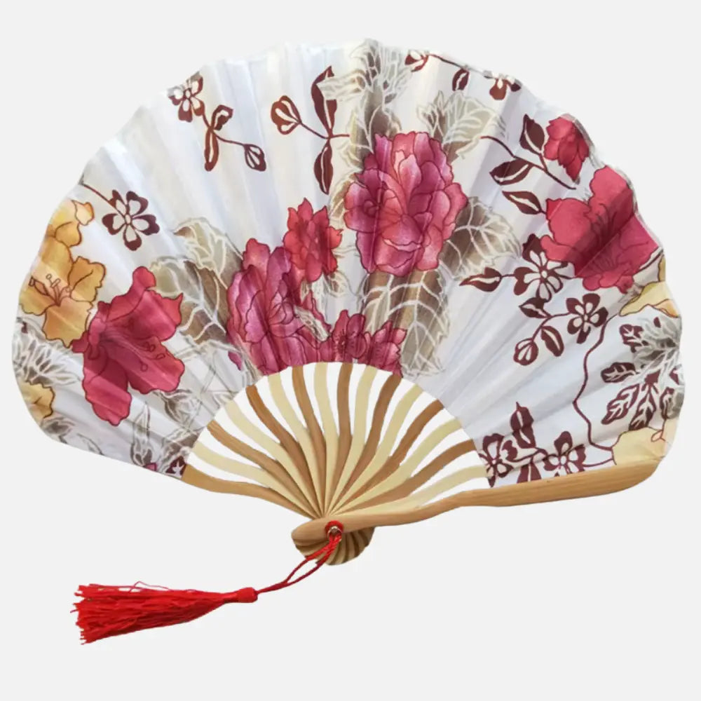 Éventail en tissu blanc orné de fleurs roses et rouges, monture en bois naturel avec un pompon rouge