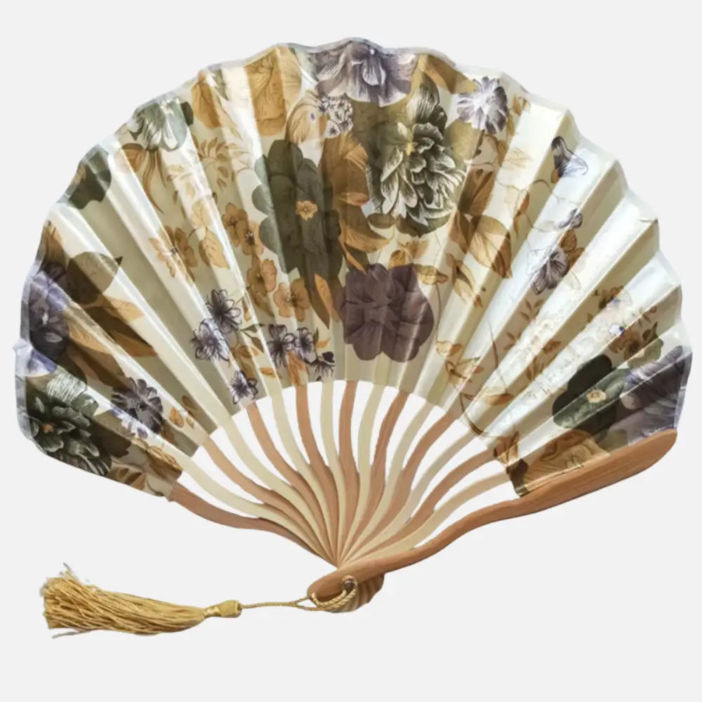Éventail en papier beige orné de motifs floraux naturels dans des teintes vertes et violettes