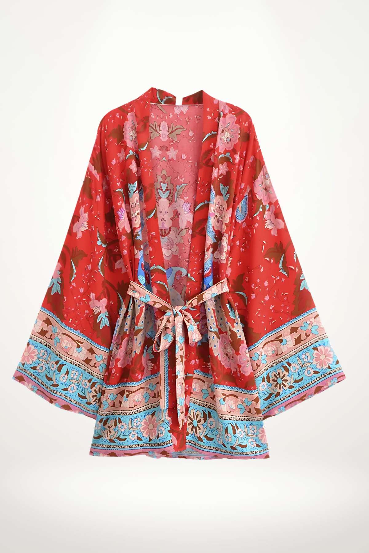 Haut kimono rouge à motifs floraux, avec des manches larges et une ceinture assortie, évoquant un style japonais élégant