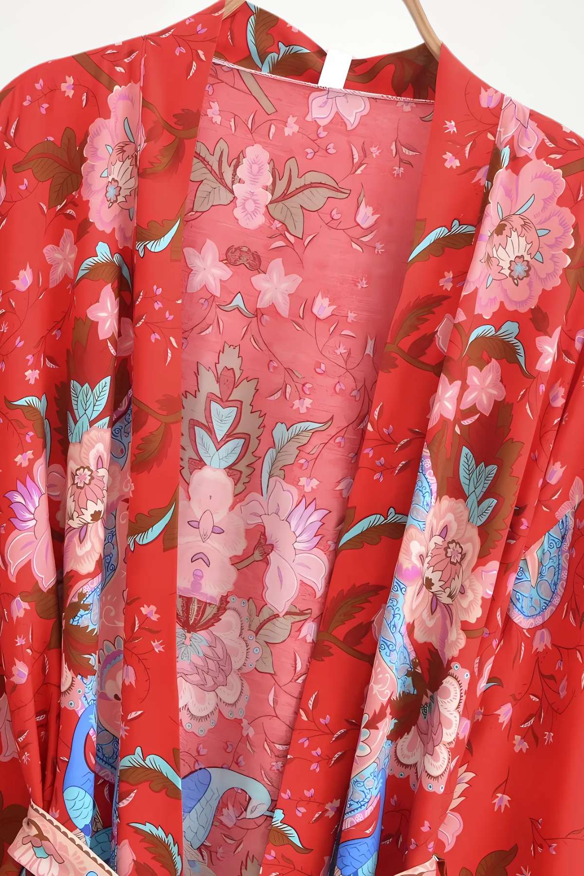 Haut kimono femme en tissu léger rouge orné de motifs floraux colorés, dégageant une élégance bohème
