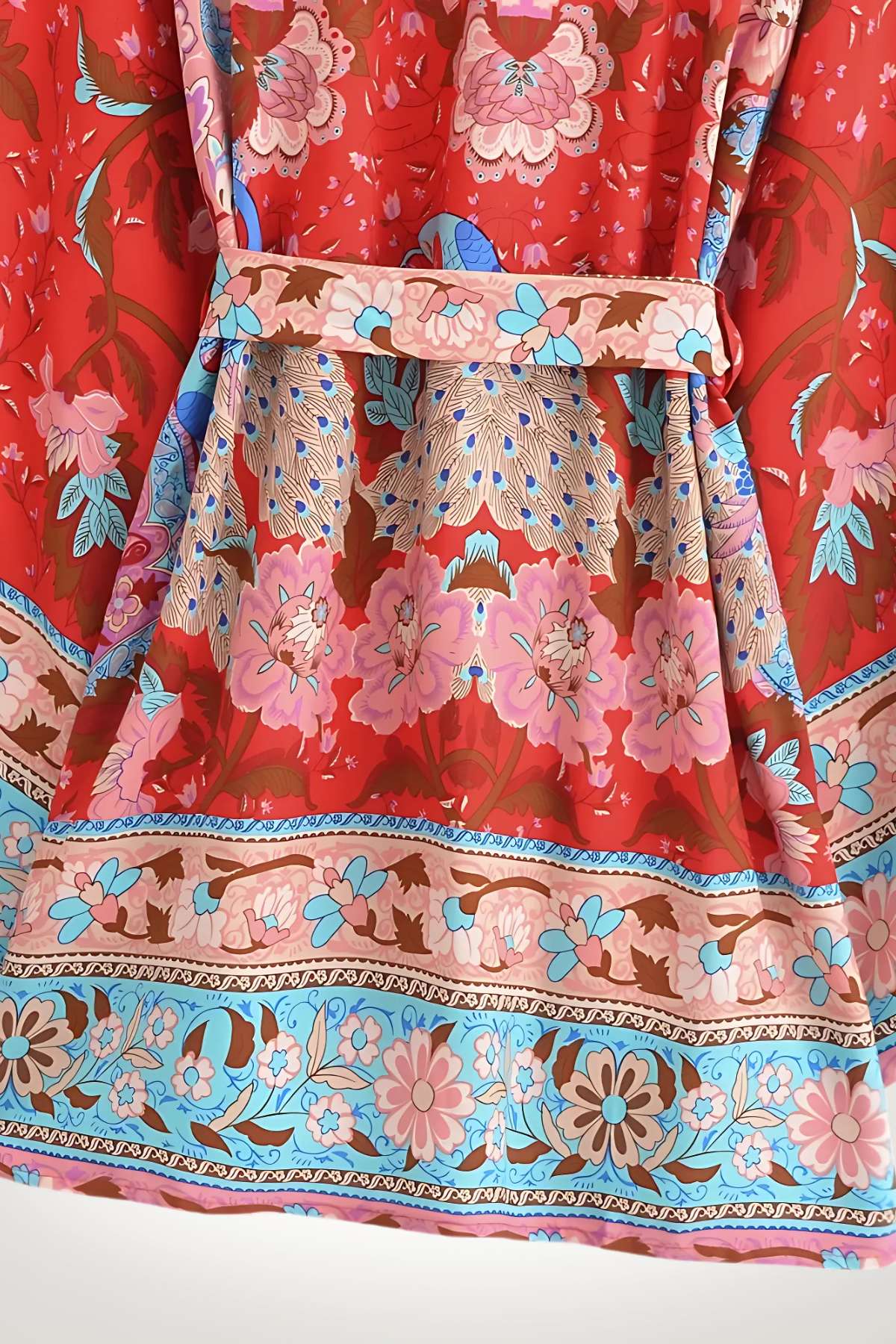 Haut kimono femme en tissu rouge avec motifs floraux roses et bleus, ceinture assortie, style bohème élégant