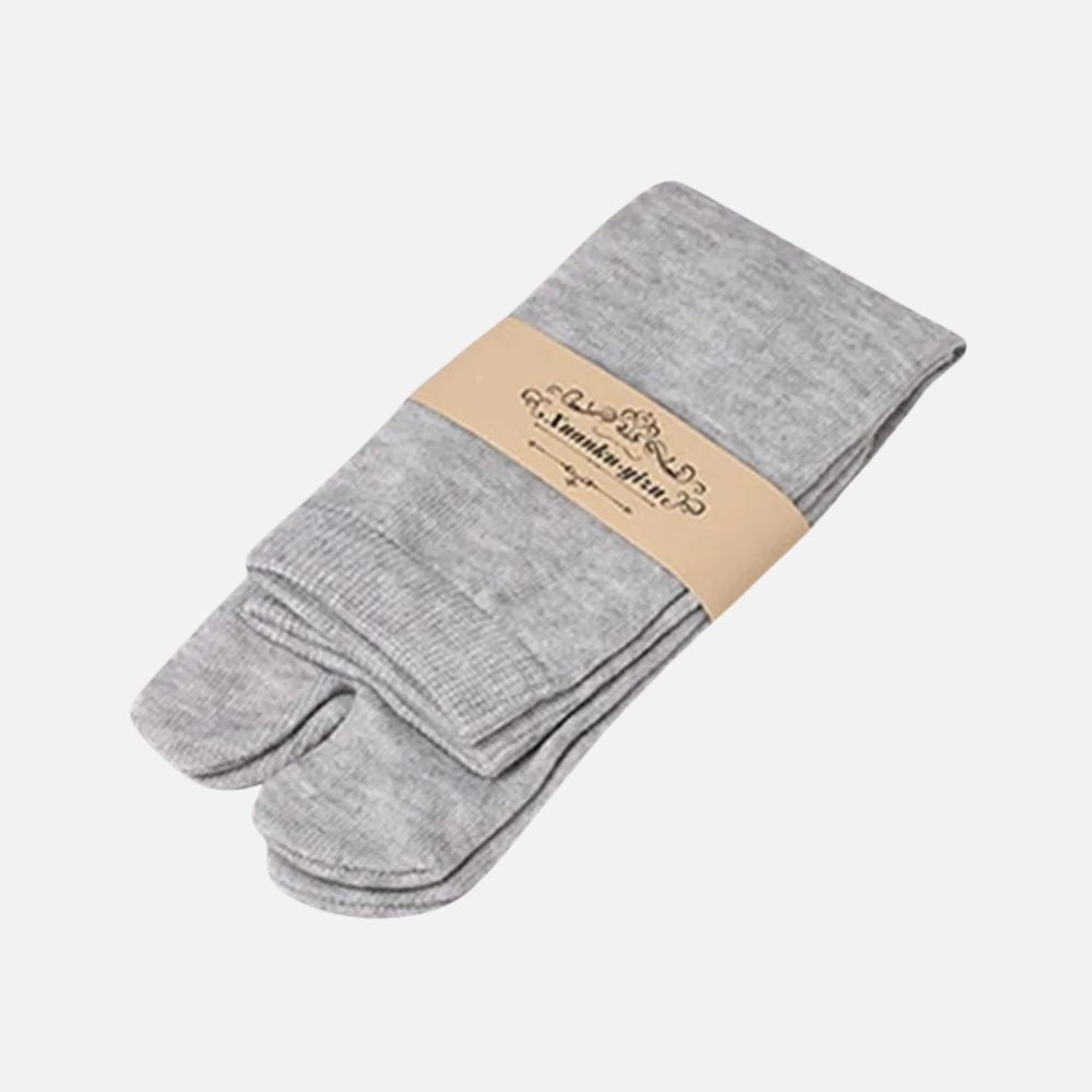 Lot de trois paires de chaussettes tabi grises en coton, pliées avec une étiquette en papier