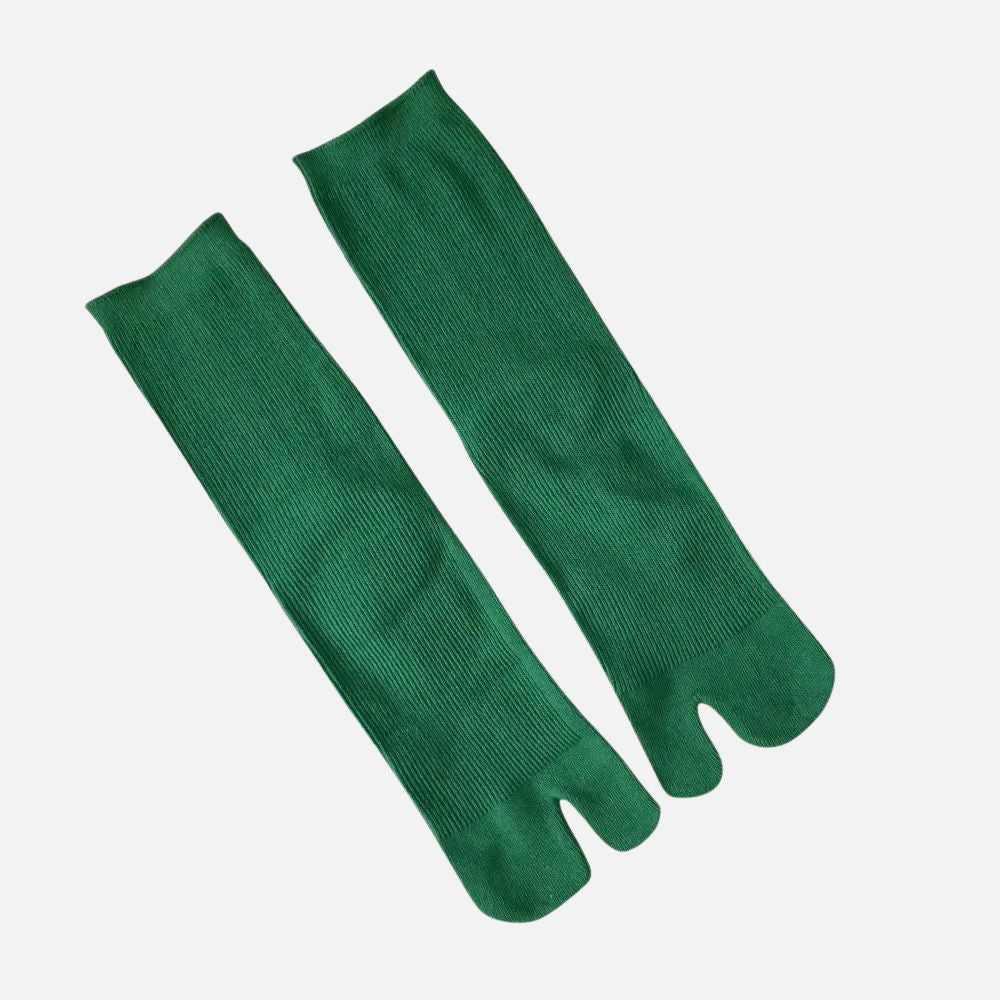 Chaussettes tabi en vert émeraude, à rayures, avec une séparation pour les orteils, sur fond blanc