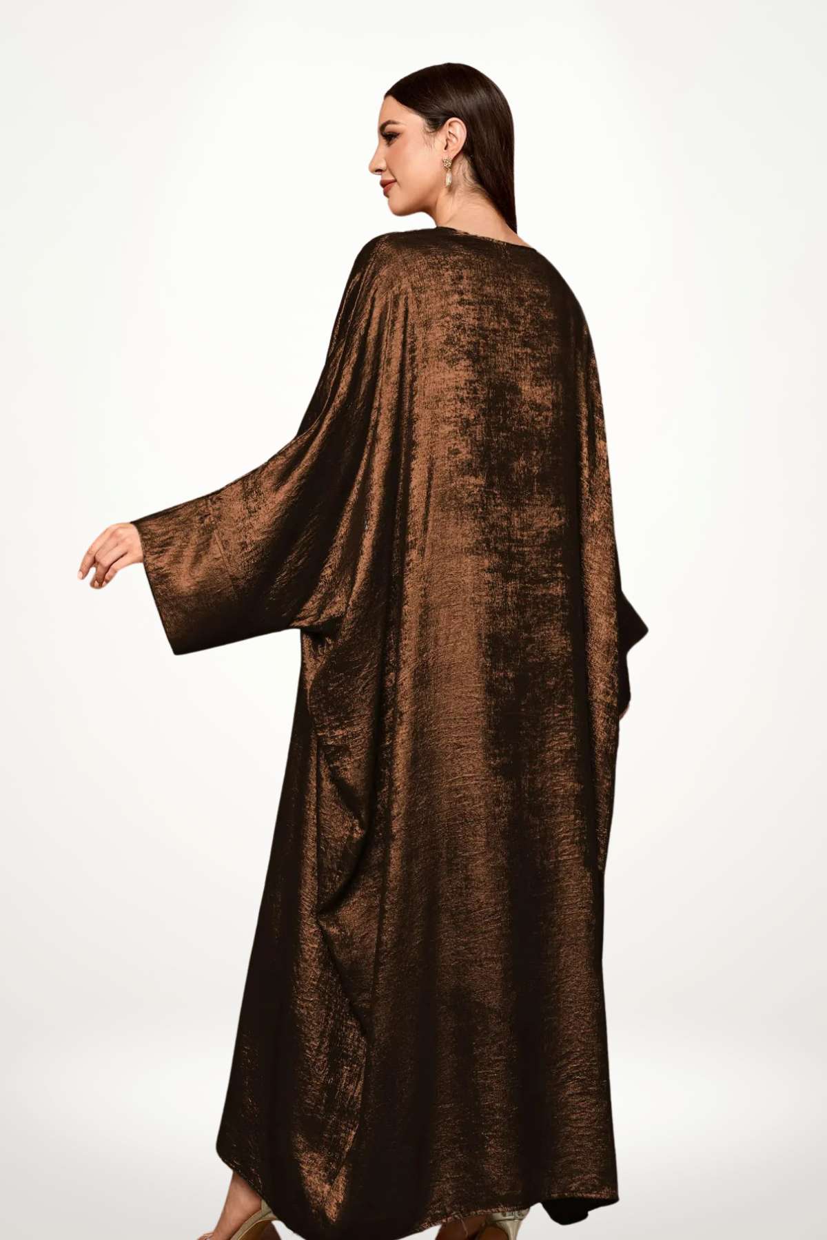 Abaya kimono satin en velours texturé marron, mélange de tradition et de modernité. Élégance fluide, coupe ample et style raffiné.