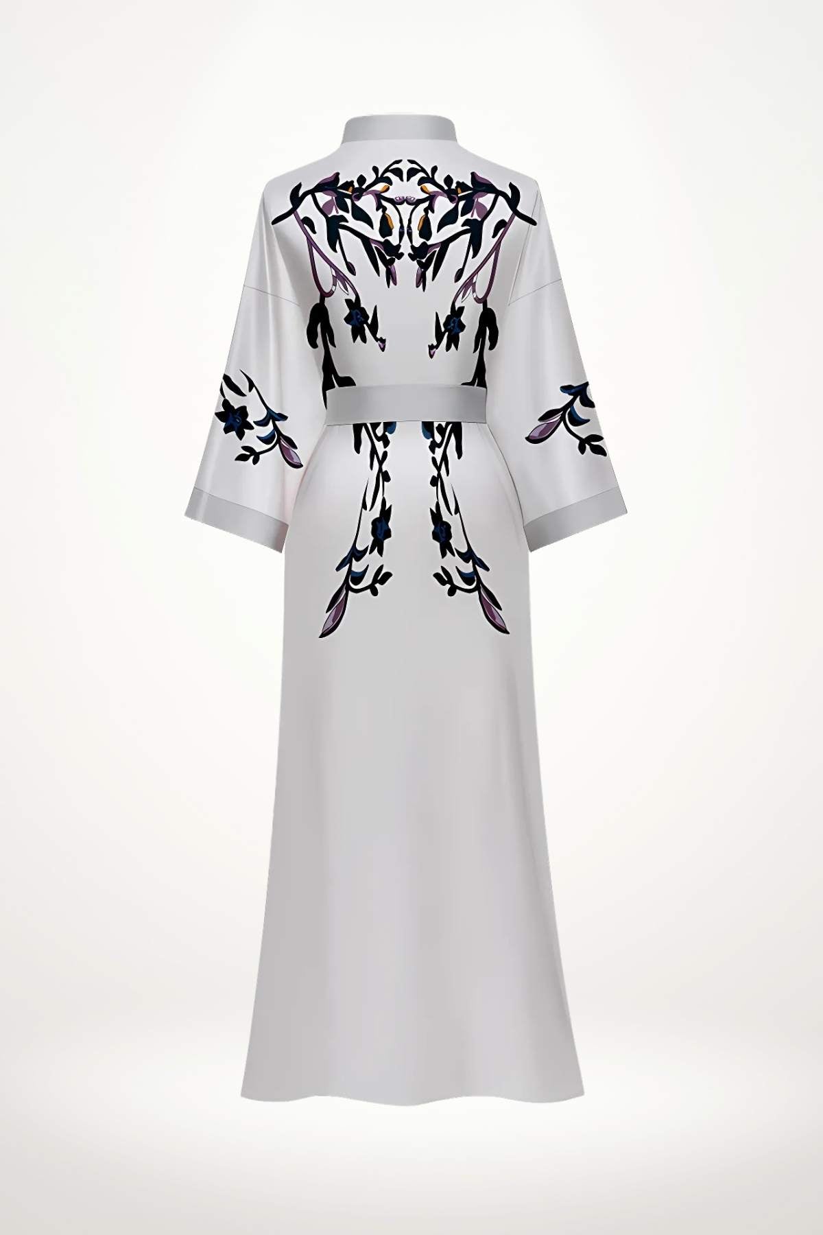 Kimono blanc avec motifs floraux noirs et violets, offrant une élégance délicate et une pureté visuelle