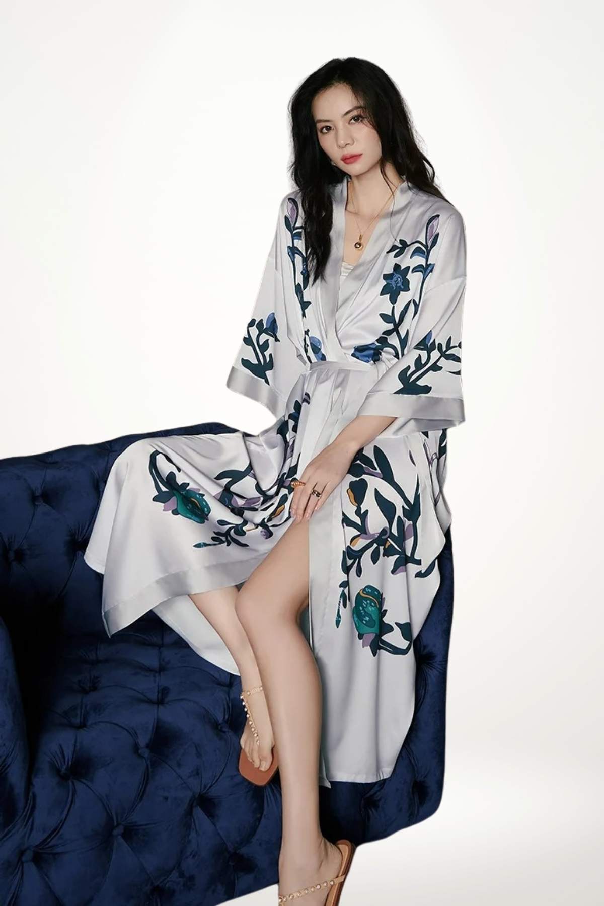 kimono luxe femme satin blanc motif floral gris pourpre style épuré délicat taille unique