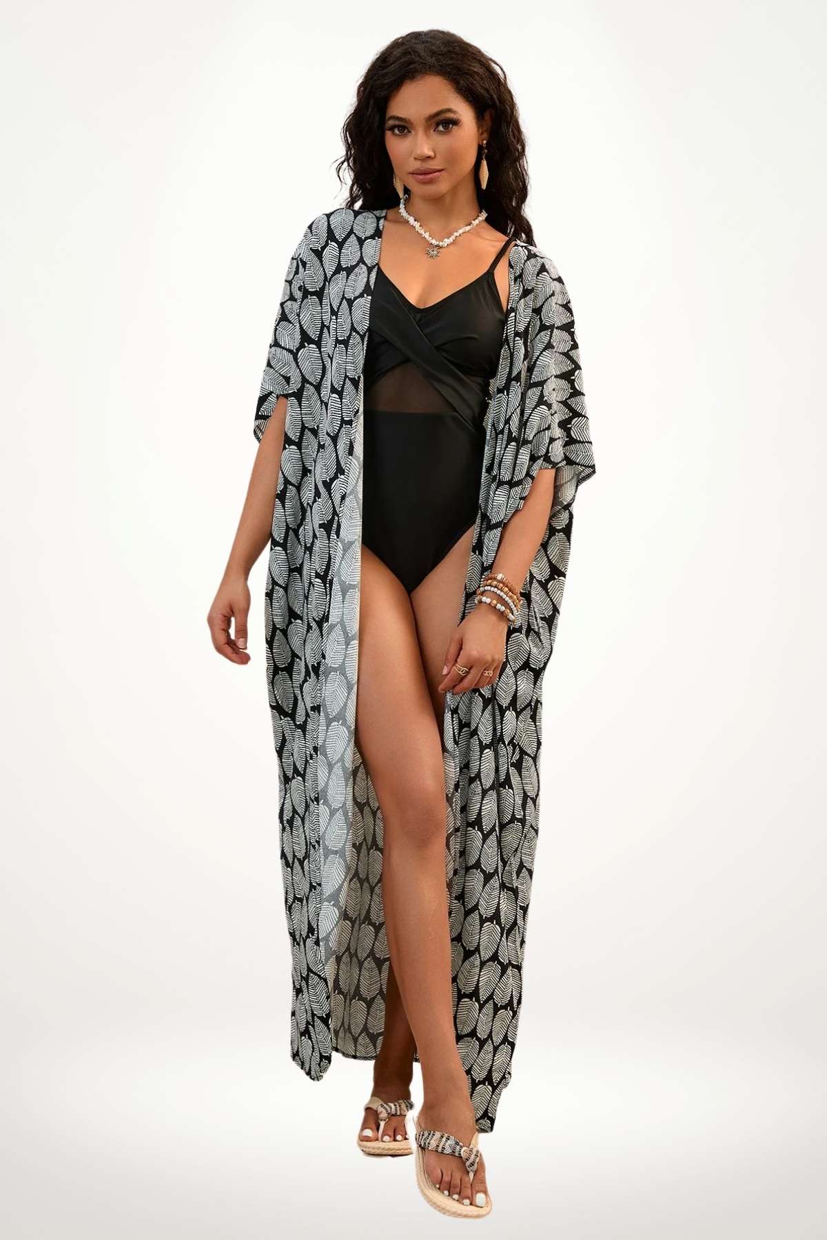 Kimono plage femme noir à imprimé feuilles blanches, long et fluide, avec ceinture intégrée, parfait pour l’été