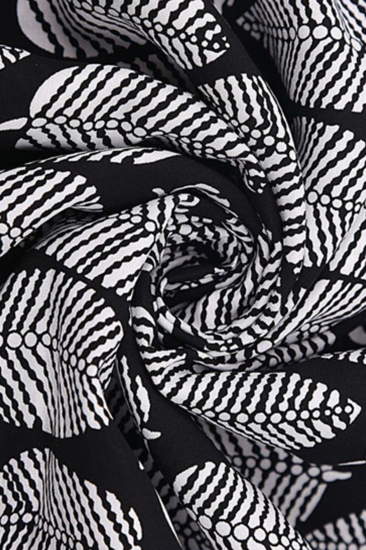 Tissu noir orné de motifs géométriques blancs, drapé avec élégance pour un kimono de plage estival