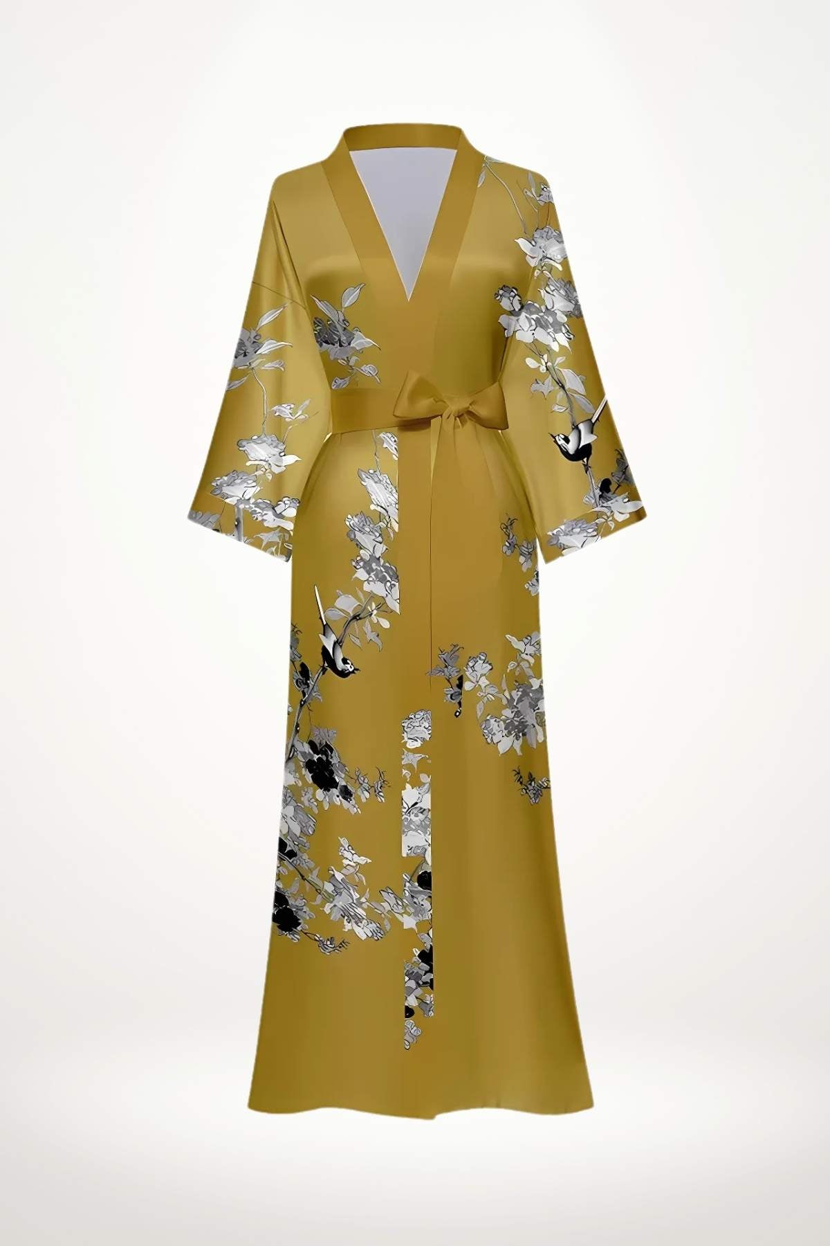 Kimono en satin jaune avec motifs floraux noirs et argentés, ceinturé à la taille, manches larges et décolleté en V