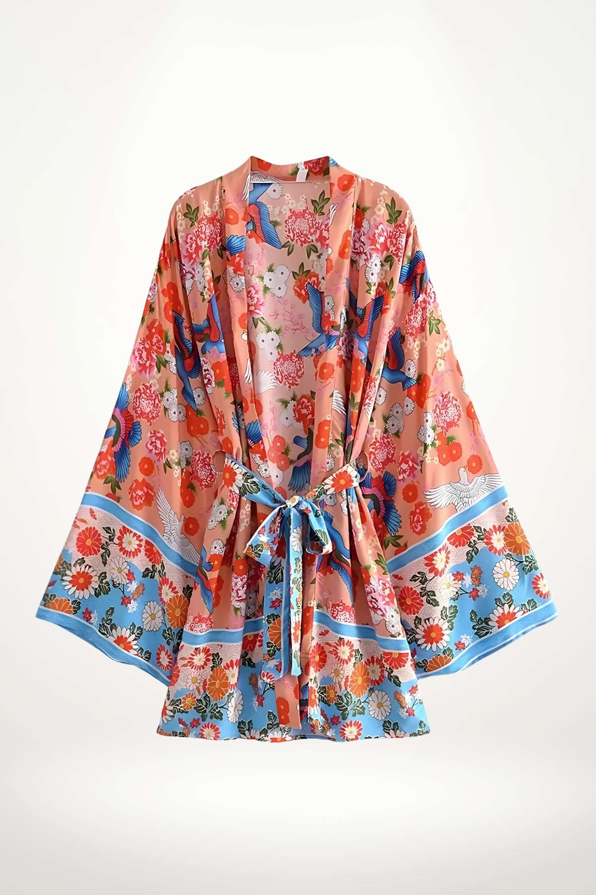 Kimono léger aux motifs floraux colorés, avec des oiseaux, dans des tons de rose et bleu, évoquant l'été