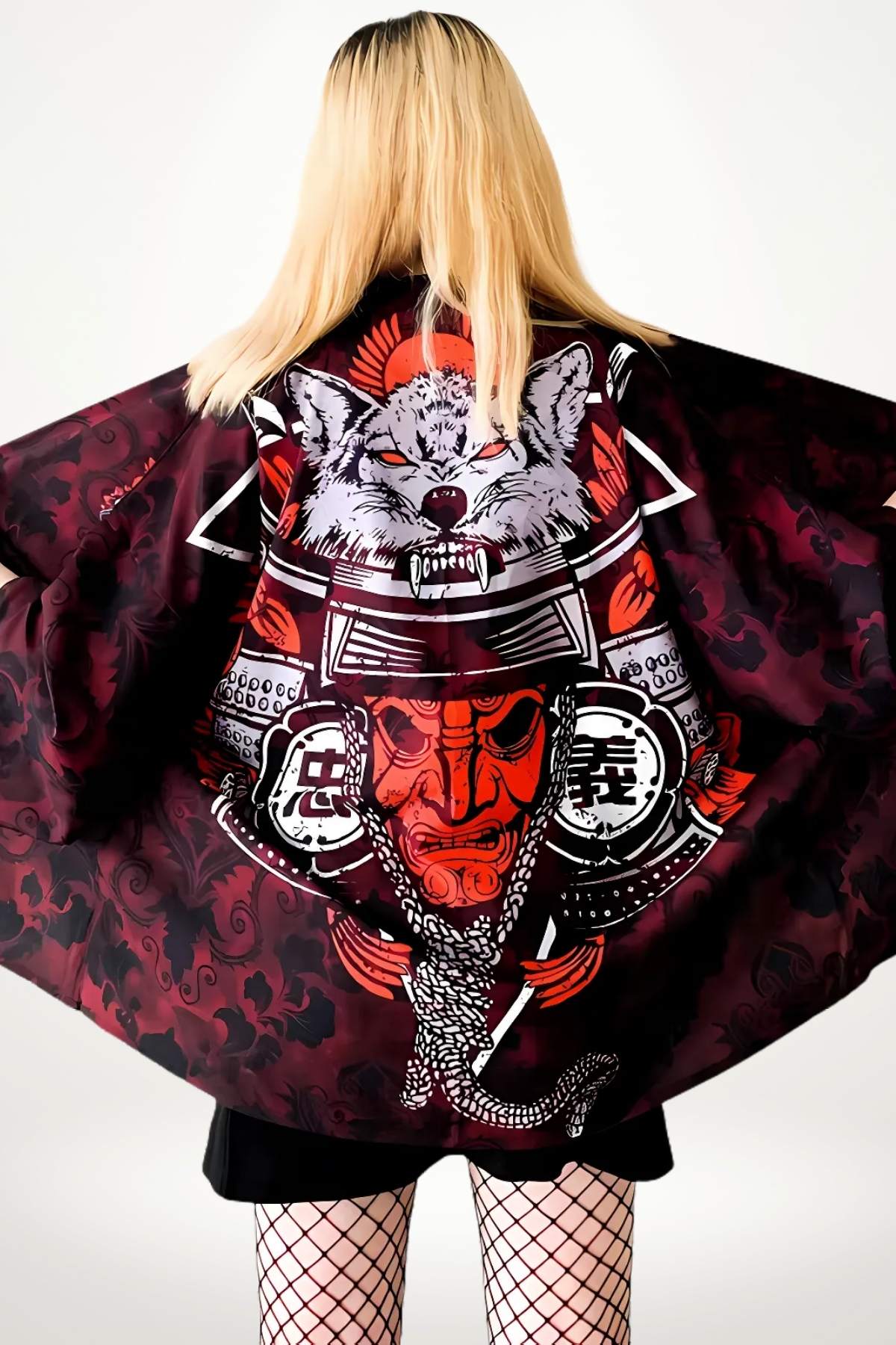 Femme vue de dos portant un kimono court noir et rouge avec des motifs de loup et de samouraï, décor