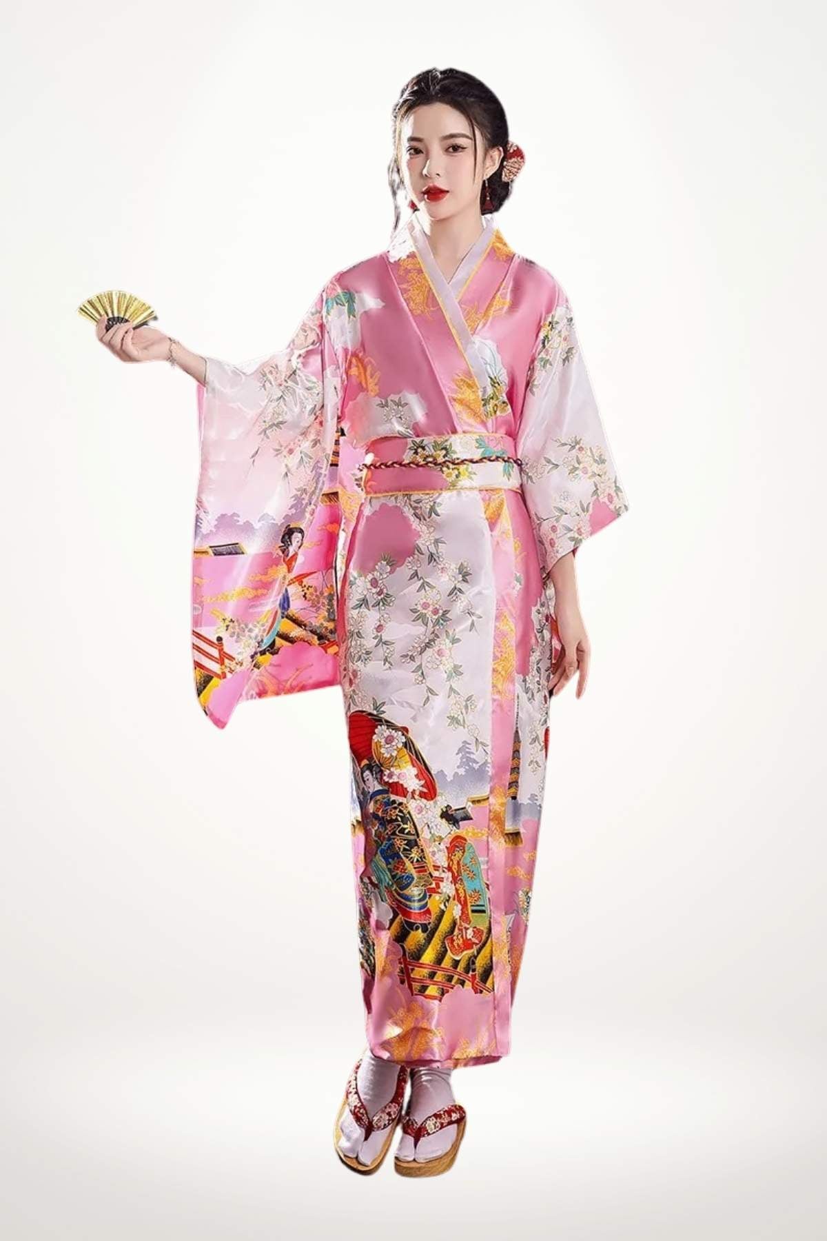 Femme portant un kimono long rose en satin à motifs géisha et fleurs, ceinture obi tressée, inspiré du kimono traditionnelle.