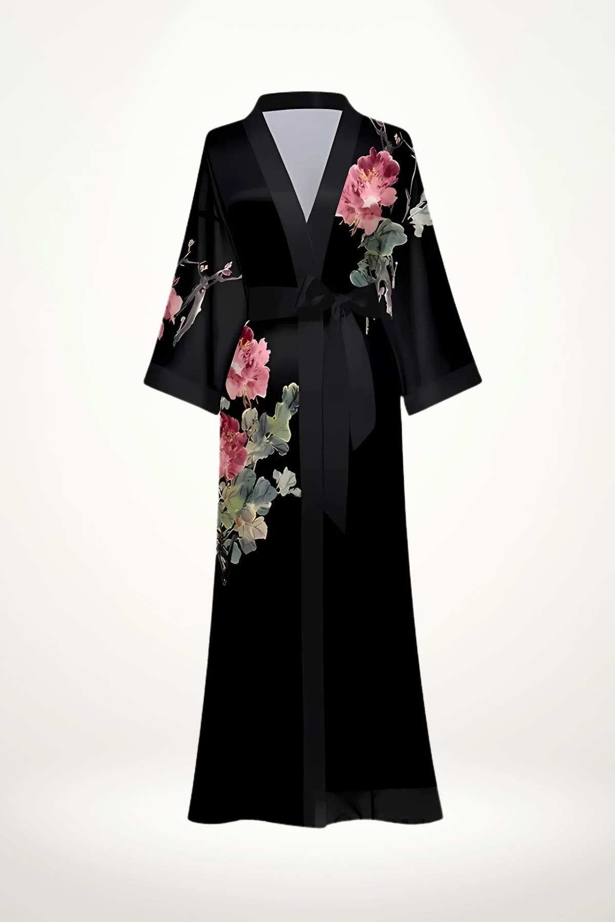 Kimono noir en satin avec des motifs floraux roses et verts, ceinture nouée, style élégant et discret