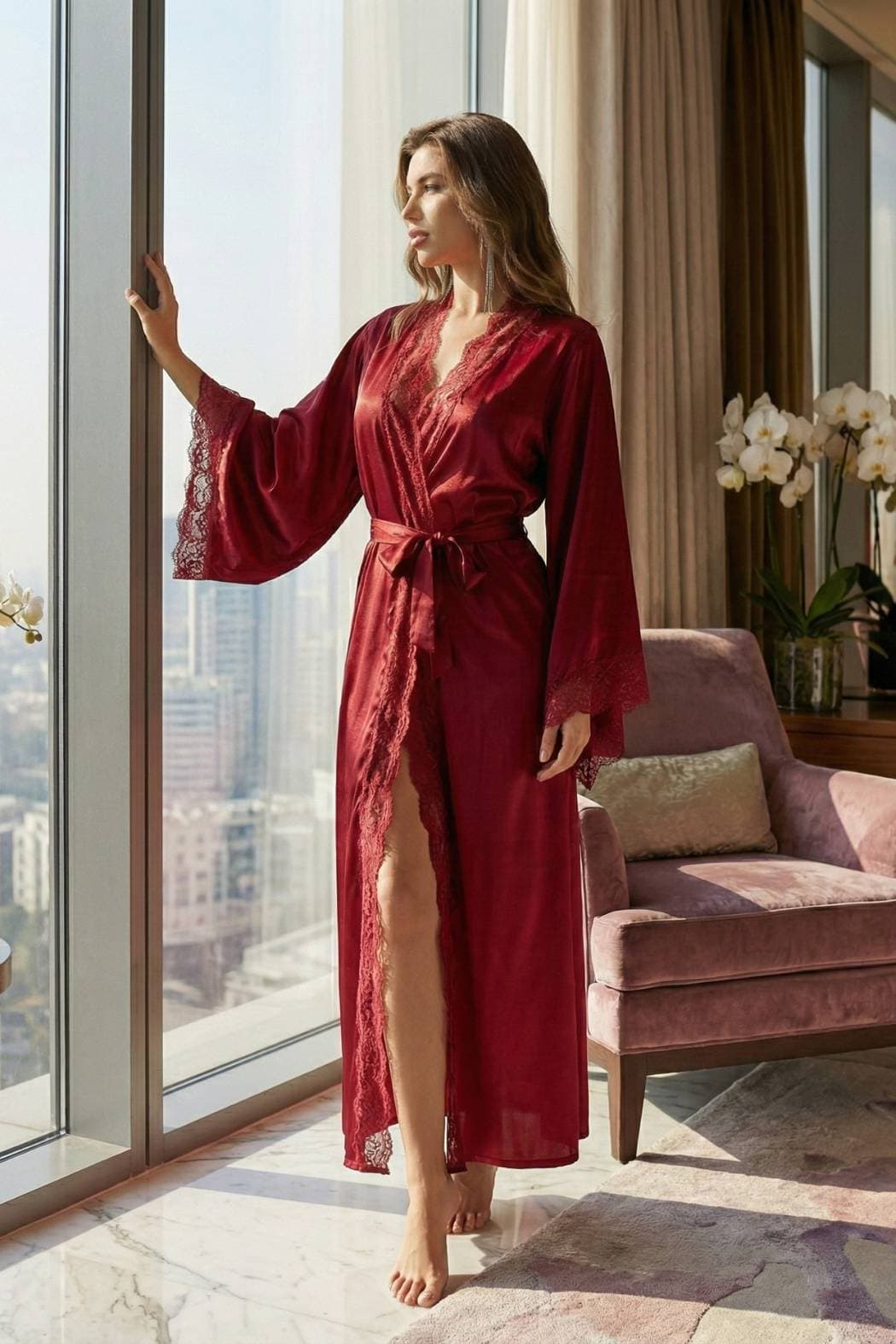 Femme en kimono rouge, dentelle délicate, debout près d'une grande fenêtre avec un décor moderne et lumineux